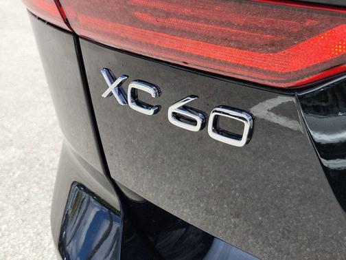 Onyx Black Metallic 2026 Volvo XC60 B5 Plus