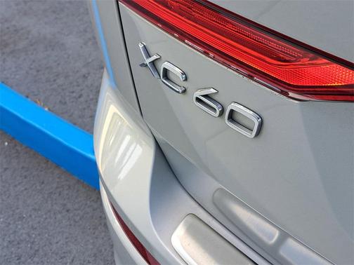 2022 Volvo XC60 B5 Momentum