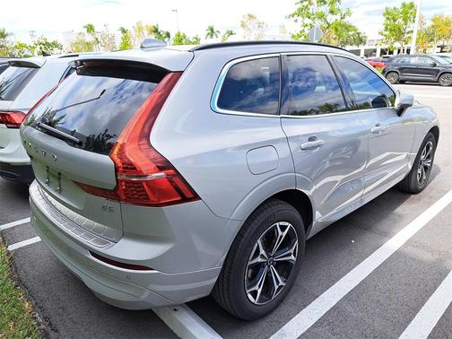 2022 Volvo XC60 B5 Momentum