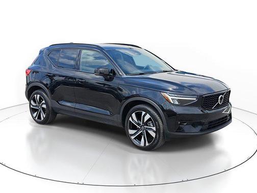2023 Volvo XC40 B5 Plus Dark Theme