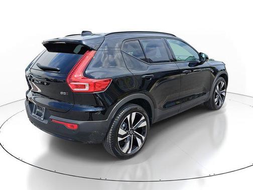 2023 Volvo XC40 B5 Plus Dark Theme