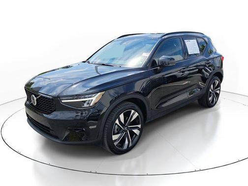 2023 Volvo XC40 B5 Plus Dark Theme