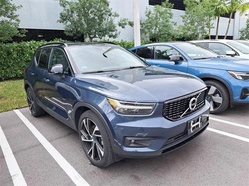 2022 Volvo XC40 T4 R-Design