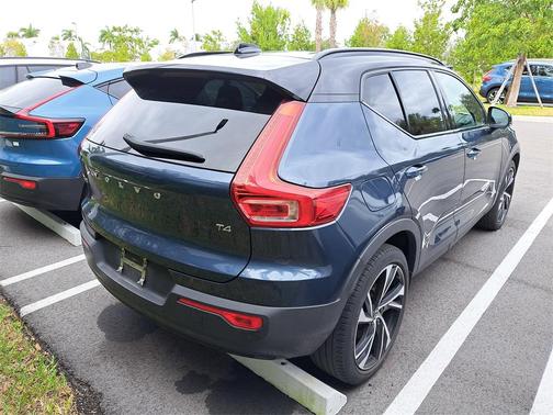 2022 Volvo XC40 T4 R-Design