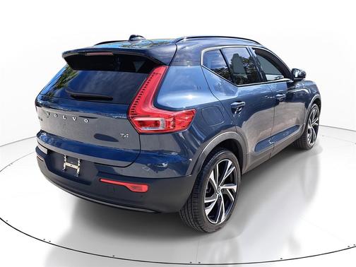 2022 Volvo XC40 T4 R-Design