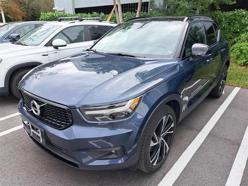 2022 Volvo XC40 T4 R-Design