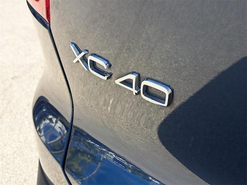 2022 Volvo XC40 T4 R-Design