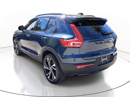2022 Volvo XC40 T4 R-Design