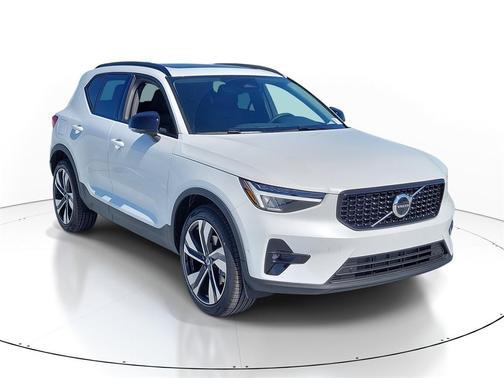 2026 Volvo XC40 Plus, B5 AWD Gas (mild hybrid), Dark