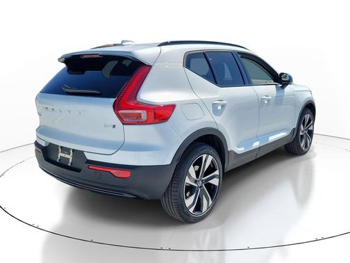 2026 Volvo XC40 Plus, B5 AWD Gas (mild hybrid), Dark