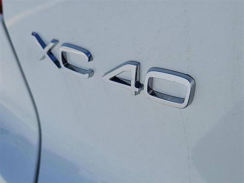 2026 Volvo XC40 Plus, B5 AWD Gas (mild hybrid), Dark