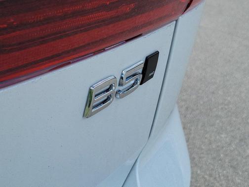 Crystal White Pearl 2027 Volvo XC60 Core