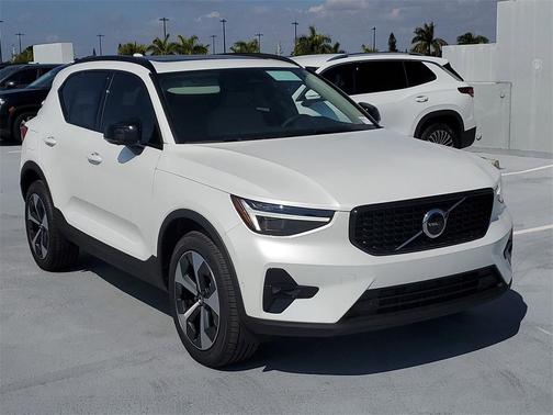 2026 Volvo XC40 Plus, B5 AWD Gas (mild hybrid), Dark