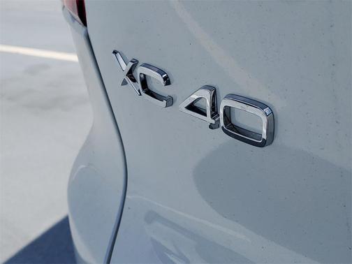 2026 Volvo XC40 Plus, B5 AWD Gas (mild hybrid), Dark