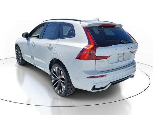 Crystal White Metallic 2026 Volvo XC60 B5 Ultra