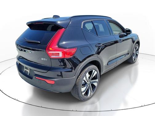 Onyx Black 2026 Volvo XC40 Ultra, B5 AWD Gas (mild hybrid), Dark