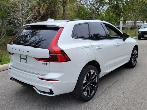 Crystal White Metallic 2026 Volvo XC60 B5 Plus