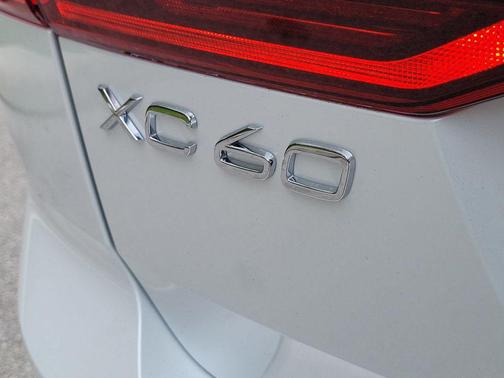 Crystal White Metallic 2026 Volvo XC60 B5 Plus