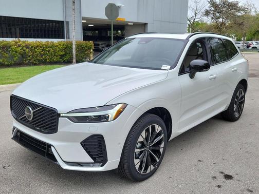 Crystal White Metallic 2026 Volvo XC60 B5 Plus