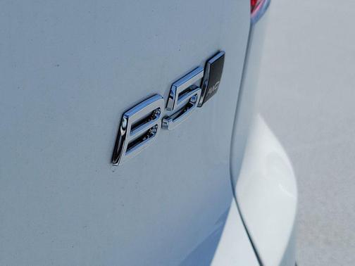 Crystal White 2026 Volvo XC40 Plus, B5 AWD Gas (mild hybrid), Dark