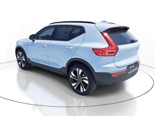 2026 Volvo XC40 Plus, B4 FWD Gas (mild hybrid), Dark