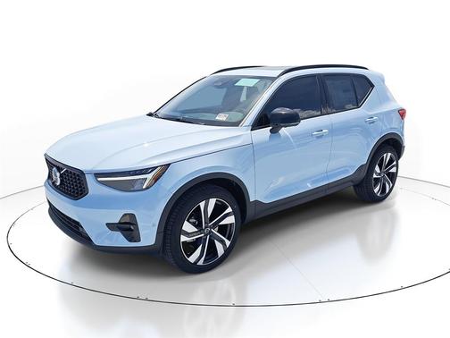2026 Volvo XC40 Plus, B4 FWD Gas (mild hybrid), Dark