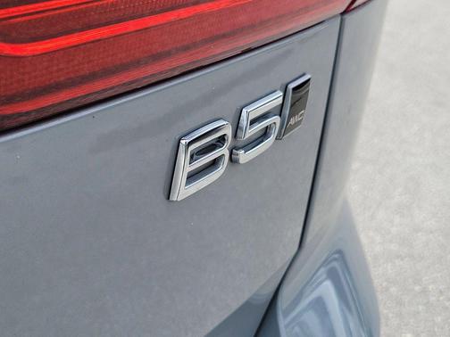 Vapour Grey Metallic 2024 Volvo XC60 B5 Core Dark Theme