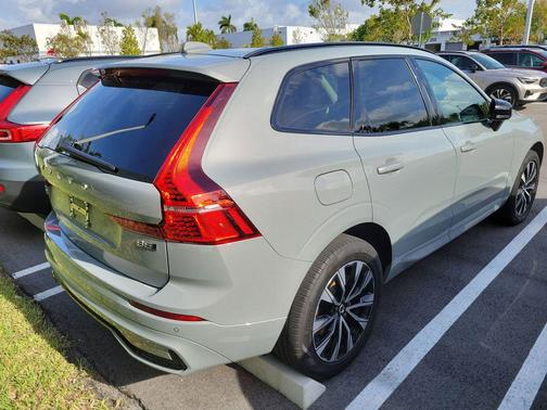 Vapour Grey Metallic 2024 Volvo XC60 B5 Core Dark Theme
