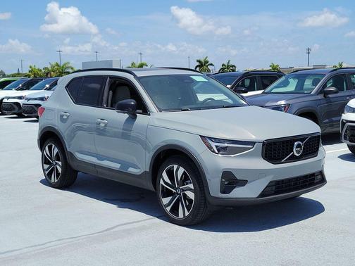Vapour Grey Metallic 2026 Volvo XC40 Ultra, B5 AWD Gas (mild hybrid), Dark