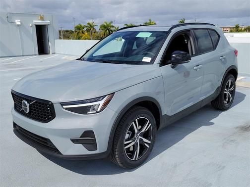 2026 Volvo XC40 Core, B5 AWD Gas (mild hybrid), Dark