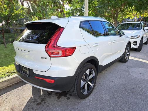 2024 Volvo XC40 B5 Plus Bright Theme