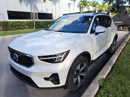 2024 Volvo XC40 B5 Plus Bright Theme