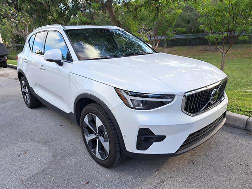 2024 Volvo XC40 B5 Plus Bright Theme