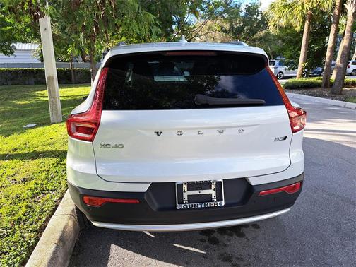 2024 Volvo XC40 B5 Plus Bright Theme