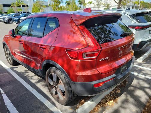 Fusion Red Metallic 2019 Volvo XC40 T4 Momentum