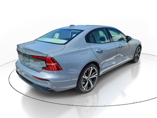 Thunder Grey Metallic 2024 Volvo S60 B5 Plus Dark Theme