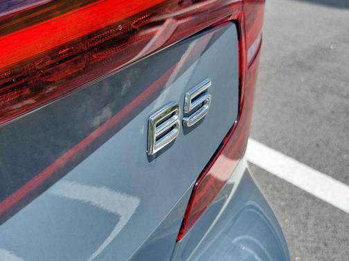 Thunder Grey Metallic 2024 Volvo S60 B5 Plus Dark Theme
