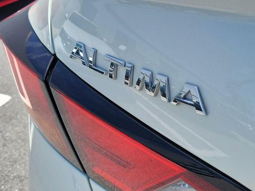 Pearl White Tricoat 2021 Nissan Altima 2.5 SL