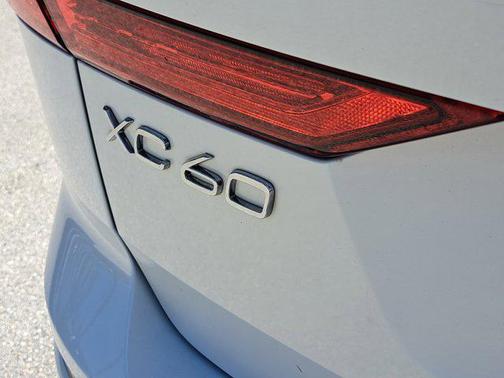 2023 Volvo XC60 B5 Ultimate Bright Theme