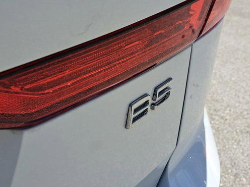 2023 Volvo XC60 B5 Ultimate Bright Theme
