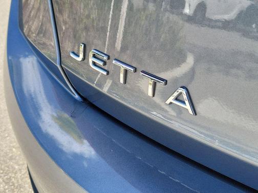 Platinum Gray Metallic 2023 Volkswagen Jetta 1.5T SE