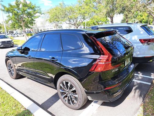 2023 Volvo XC60 B5 Plus Dark Theme