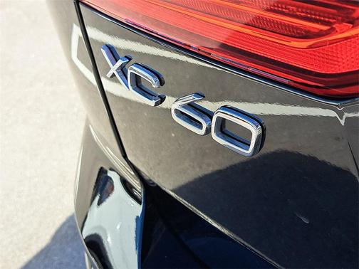 2023 Volvo XC60 B5 Plus Dark Theme