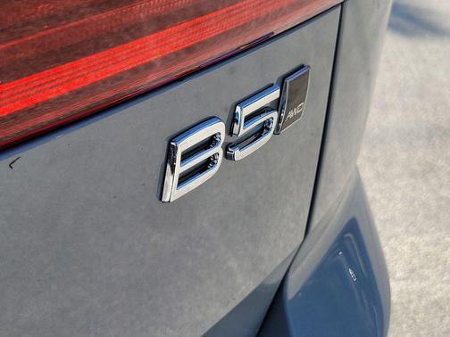 Vapour Grey Metallic 2026 Volvo XC60 B5 Plus