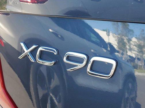 2022 Volvo XC90 T5 Momentum