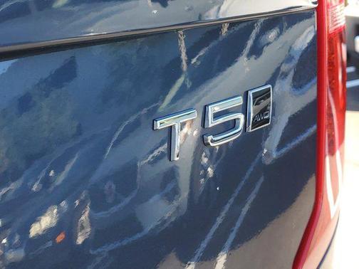 2022 Volvo XC90 T5 Momentum