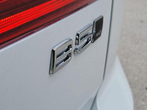 Crystal White Metallic 2026 Volvo XC60 B5 Plus