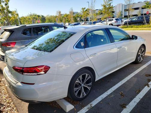 Pure White 2022 Volkswagen Passat 2.0T SE