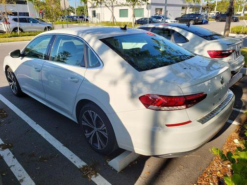 Pure White 2022 Volkswagen Passat 2.0T SE