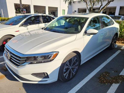 Pure White 2022 Volkswagen Passat 2.0T SE